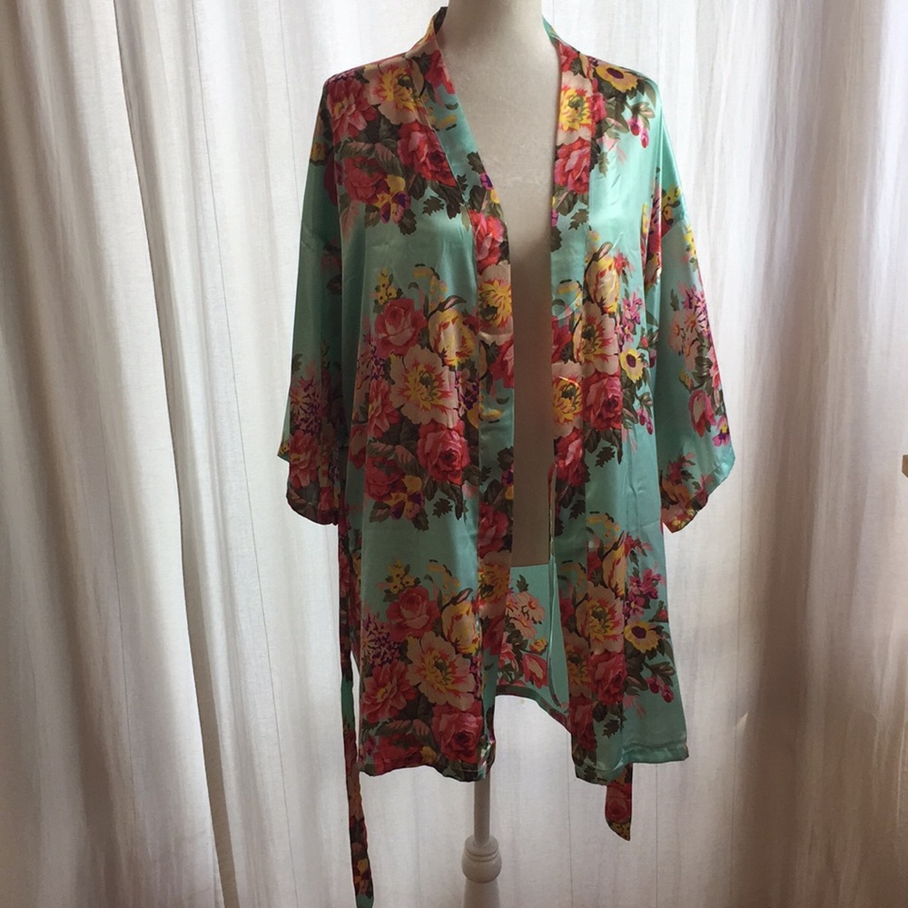 Floral women’s robe size medium.